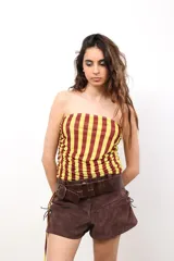 Falda corta de diseño versátil, confeccionada en tejido elástico con estampado de rayas verticales en tonos amarillo y bordó. Presenta un corte ajustado y adaptable que permite su uso como prenda superior o inferior.