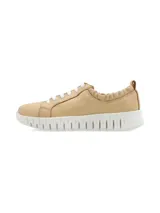 Sneaker Furla de cuero color beige, con suela anatómica elevada blanca, cordones blancos y detalle de elástico fruncido en el tobillo.