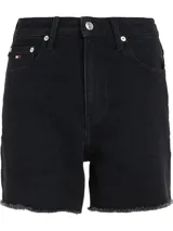 Shorts de jean negros de tiro alto con cierre de cremallera y botón, cinco bolsillos y bajos desflecados.