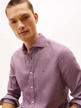 Camisa de manga larga Tommy Hilfiger con corte regular, confeccionada en algodón con tejido dobby texturizado. Presenta un micro estampado de puntos en tono rojizo, cuello clásico con botones y logo de la marca bordado en el pecho.