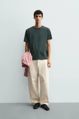 Camiseta de cuello redondo y manga corta con ajuste regular, confeccionada en tejido de peso medio.