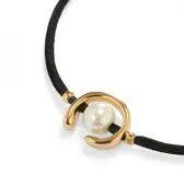 Pulsera de hilo negro ajustable con dije central de perla shell y fornitura bañada en oro de 18k.