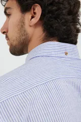 Camisa de manga corta a rayas verticales color celeste y blanco, con cuello abotonado y bolsillo en el pecho.