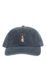 Gorra de estilo clásico con efecto lavado, confeccionada en algodón orgánico. Presenta un bordado frontal de un perro Basset Hound y cuenta con ajuste de hebilla en la parte posterior.