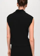 Top de tweed negro con cuello en V, diseño cruzado y terminaciones deshilachadas. Presenta un corte entallado sin mangas y detalle fruncido en la parte frontal.