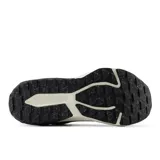 Championes de trail running New Balance DynaSoft Nitrel v6, color gris con detalles en negro y amarillo.