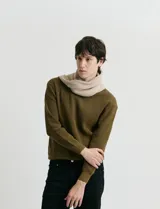 Sweater de punto con escote redondo, confeccionado en algodón con textura de punto fantasía en cuerpo y mangas, y terminaciones en punto canalé en cuello y puños.