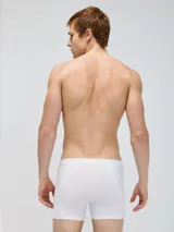 Pack de dos calzoncillos bóxer largos, uno negro y otro azul marino, confeccionados en algodón y elastano, con elástico personalizado en la cintura.