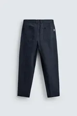 Pantalón de corte carrot fit confeccionado en tejido de algodón con estructura diagonal y efecto lavado. Presenta bolsillos frontales con bolsillo cerillero, bolsillos traseros de plastrón y cierre frontal con cremallera y botón.
