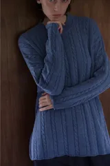Buzo tejido de punto con diseño de ochos verticales, cuello redondo y corte oversize.