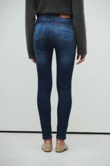 Cárdigan gris de punto con cuello en V, cierre frontal con botones y bolsillos de parche.