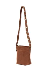 Cartera tipo bandolera de color negro, confeccionada en cuero sintético con acabado aterciopelado. Cuenta con una correa larga ajustable decorada con remaches metálicos circulares.