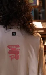 Remera de manga corta con cuello redondo y corte oversize, color beige, con estampado frontal gráfico de la banda Depeche Mode.