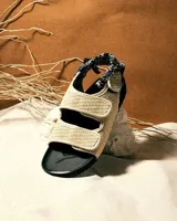 Sandalias planas Arizona Love modelo Apache Raffia, con suela de goma negra y tiras de velcro color beige confeccionadas en rafia.