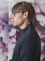 Buzo de frisa azul marino con cuello alto y cierre metálico azul.