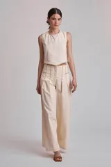 Blusa crop top negra sin mangas con cuello redondo y pespuntes blancos contrastantes.
