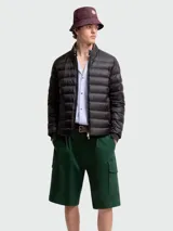 Campera corta de plumas Moncler modelo Rigel, color negro, con diseño acolchado horizontal, cuello alto con cierre de broches y cierre frontal completo.