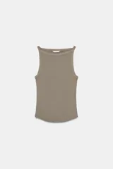 Top de cuello halter color gris con efecto lavado, confeccionado en tejido rib de mezcla de algodón.