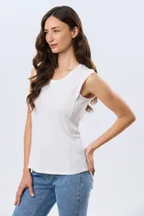 Musculosa de algodón color beige, de corte clásico con cuello redondo y diseño liso.