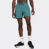 Short deportivo New Balance modelo Accelerate de 5 pulgadas, color azul. Confeccionado en tejido de poliéster reciclado con tecnología NB DRY para secado rápido, cuenta con calzoncillo interno transpirable, cintura elástica con cordón ajustable, bolsillos laterales y logo reflectante.