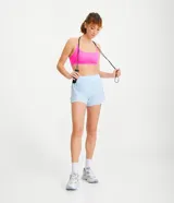 Short deportivo celeste con cintura elástica y pequeño bolsillo interior.