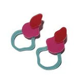 Par de aros colgantes con formas geométricas irregulares en acrílico color rojo, fucsia y celeste.