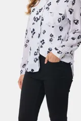 Pantalón de jean skinny de tiro medio, color celeste claro, con efecto desgastado y costuras en contraste.