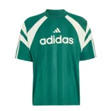 Remera deportiva Adidas M Tiro Jrsy de manga corta, color verde con paneles beige en los hombros y mangas, y gran logotipo estampado en el pecho.