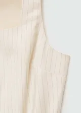 Vestido corto de diseño recto y fluido, con estampado de rayas verticales. Presenta escote cuadrado, tirantes anchos, cierre frontal con botones y dos bolsillos de ribete delanteros.