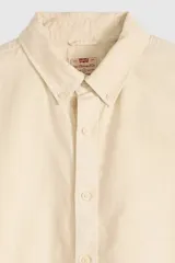 Camisa de manga larga color amarillo claro con cierre frontal de botones, cuello camisero y calce clásico.