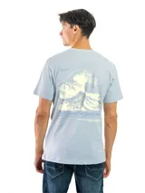 Remera de manga corta y cuello redondo, color gris oscuro o carbón, con un estampado circular blanco en el pecho que contiene texto y un logo.