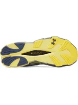 Championes de running Under Armour modelo Halo Racer, con diseño técnico de alto rendimiento. Presentan una parte superior de malla transpirable en color blanco con detalles en azul marino y amarillo. La entresuela destaca por su geometría de balancín con tecnología de amortiguación HOVR+ en tonos amarillo y gris oscuro, diseñada para maximizar el retorno de energía y la estabilidad.