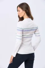 Remera tipo polo de manga larga confeccionada en rib de algodón. Presenta un diseño a rayas horizontales en tonos pastel sobre fondo blanco, con cuello polo y escote en V sin botones.