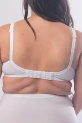 Soutien maternal con aro, confeccionado en tela reforzada con detalles de puntilla en las copas. Cuenta con breteles anchos acolchados con clip para lactancia y broches regulables en la espalda.