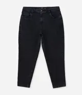 Pantalón de jean estilo mom, color negro, tiro alto, corte holgado en caderas y piernas, con bolsillos funcionales y cierre frontal.