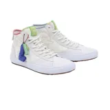 Zapatillas de caña alta Vans x Sesame Street, color blanco con detalles en rosa, verde y celeste. Presentan un dibujo de Elmo en el lateral y un dije de felpa con la letra L.