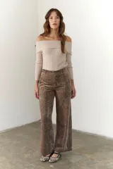 Pantalón de terciopelo color marrón con corte palazzo.
