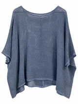 Poncho de tejido de red abierto color azul jean, con mangas amplias y diseño holgado.