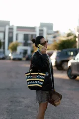 Short de jean gris oscuro con efecto desgastado y roturas, tiro alto y ruedo desflecado.