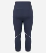 Pantalón corsario deportivo negro, confeccionado en poliamida y elastano, con cintura alta, bolsillos laterales y detalle de línea contrastante en el lateral.