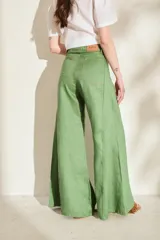 Pantalón de lino blanco de corte wide leg, con diseño amplio y costuras pespunteadas a contratono.