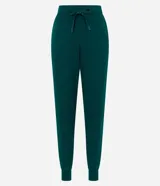 Pantalón deportivo tipo jogger color violeta oscuro, con cintura elástica ajustable con cordón, bolsillos laterales y puños ajustados.