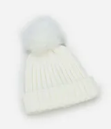 Gorro de punto acanalado color blanco, con diseño clásico y pompón de piel sintética en la parte superior.