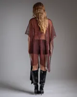 Poncho de tejido de punto abierto con acabado brillante, diseño holgado y semitransparente.