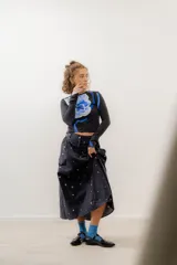 Falda midi de popelina de algodón con estampado de flores pequeñas.