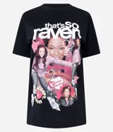 Remera de algodón negra con cuello redondo y manga corta, con estampa frontal temática de Las visiones de Raven y texto en blanco.