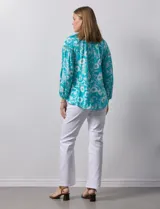 Blusa de gasa estampada marca Zac & Rachel. Tiene cuello a la base, escote en V con apertura y botones. Las mangas son 3/4 con frunce. Tiene detalle de crochet en hombros y delantera.