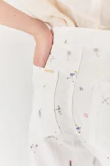 Pantalon de corte wide leg y tiro alto, color rosado con estampado de motivos deportivos como pelotas de fútbol y raquetas de tenis. Cuenta con cierre frontal con botón y bolsillos laterales.