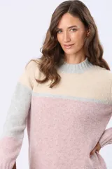 Buzo tejido de punto con diseño de bloques de color en tonos rosa, beige y gris. Presenta cuello redondo, mangas largas y corte holgado.