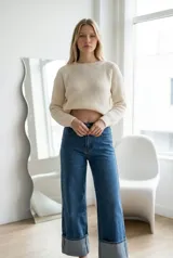 Sweater de tejido de punto con textura tipo waffle, color crudo, de corte clásico con cuello redondo y mangas largas con puños acanalados.